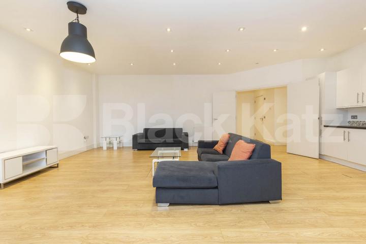 2 bedroom 2 bathroom maisonette in a central location Spelman Street , Brike Lane